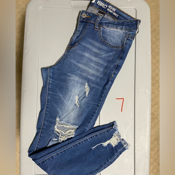 Size 7 Jeans! - Picture 1 of 1